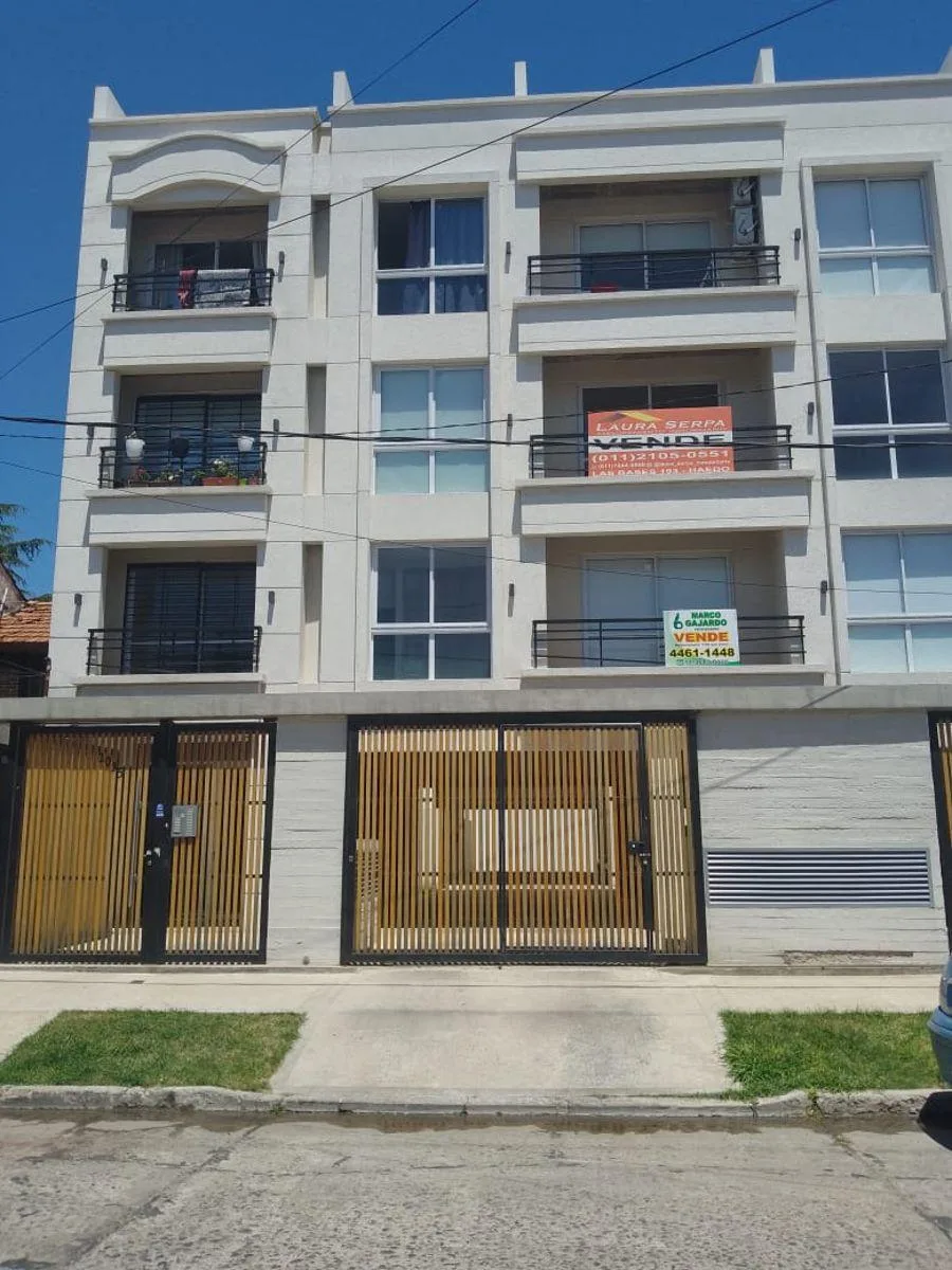 Excelente Departamento de 2 Ambientes en Segundo Piso Al Frente con Balcón
