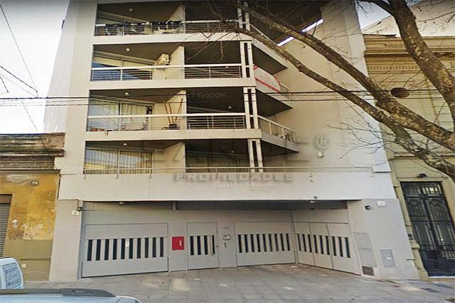 Kitnet de frente com varanda em Almagro