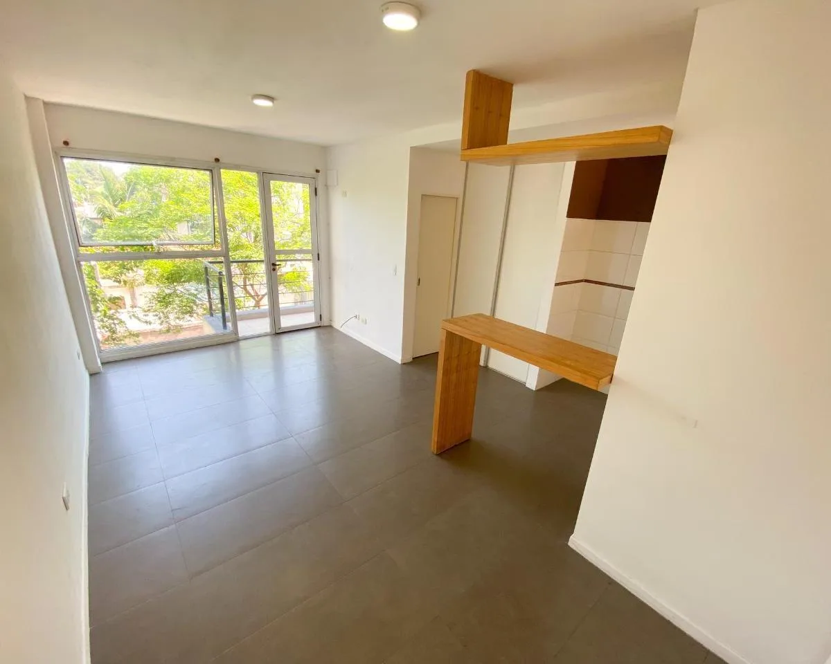 Kitnet com varanda, terraço e área de churrasco no centro de Lanús