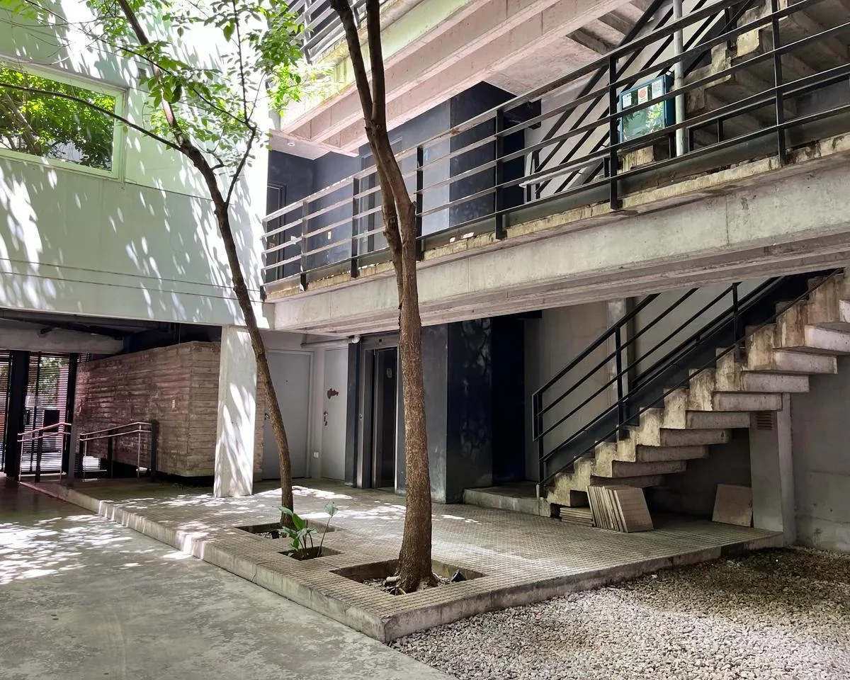 Spacious studio apartment with assigned parking in Núñez