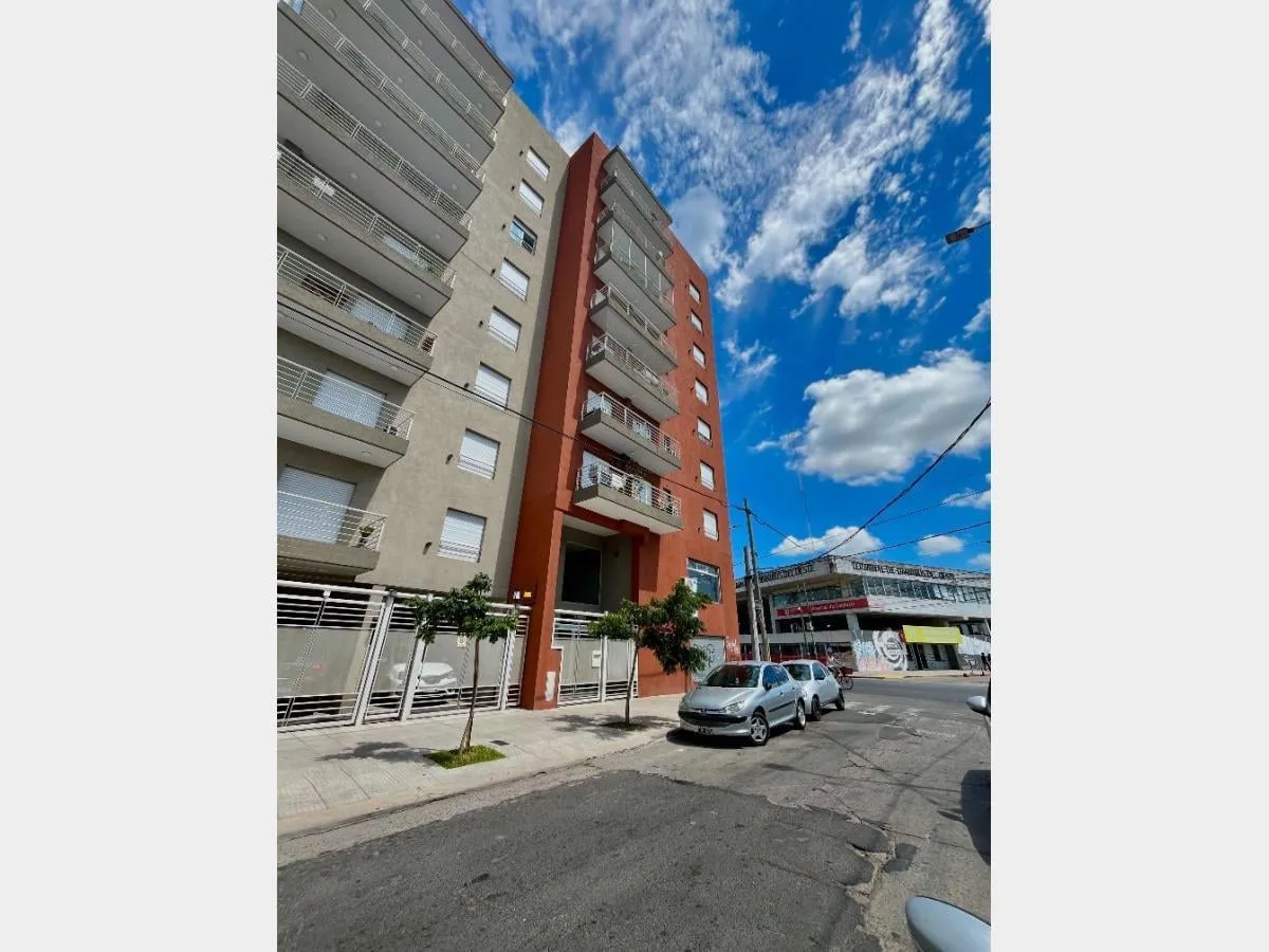 Departamento de 2 ambientes al frente en Morón