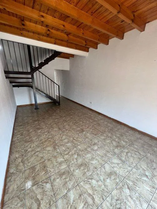 Hermoso Departamento 3 Ambientes con Cochera Sin Expensas en Zona Comercial