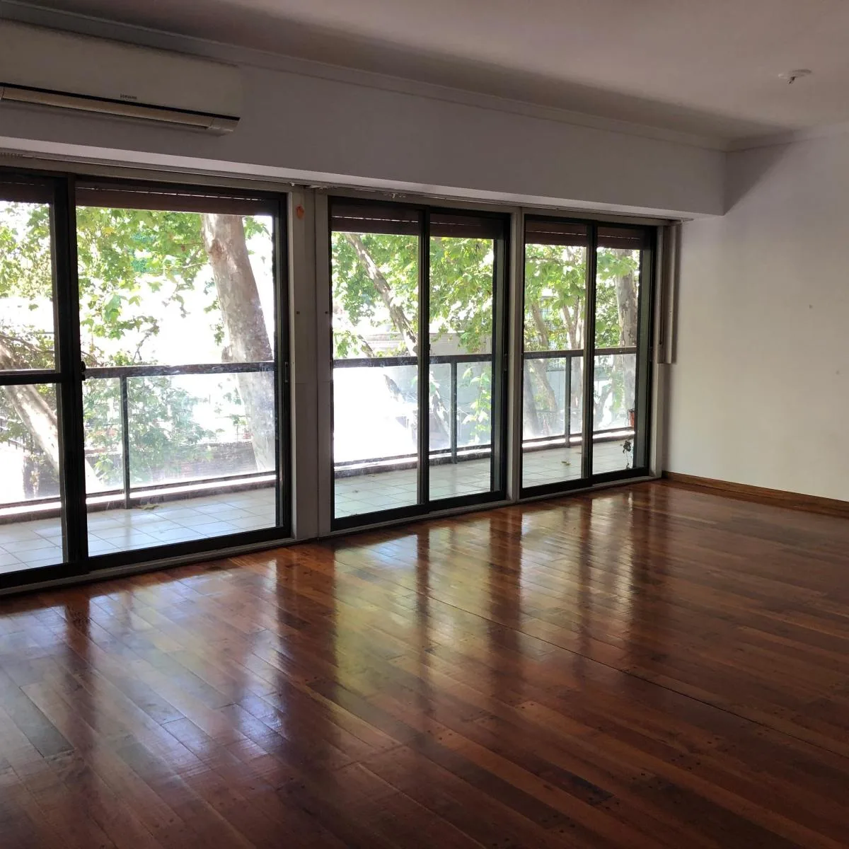 Piso 3 dormitorios con balcón