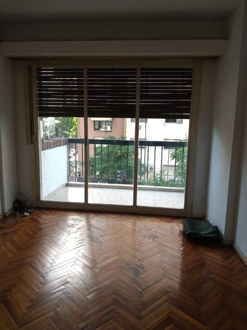 Apartamento de três ambientes de frente com varanda em Balvanera