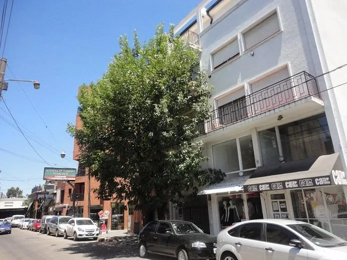 Tres Ambientes Amplios en El Centro de Adrogue Bajas Expensas