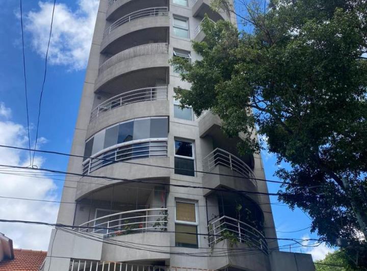 Apartamento meio andar de dois ambientes com 2 varandas em Caballito