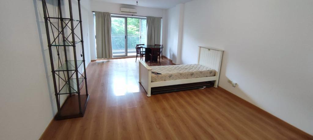 Квартира-студия с окнами на улицу и балконом в Caballito