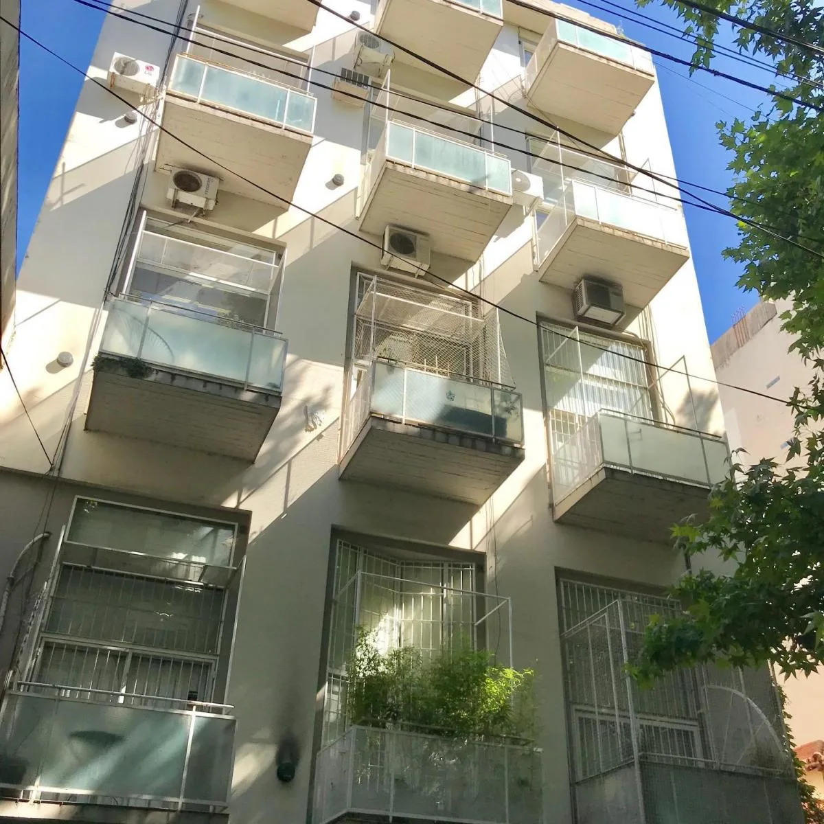 1 ambiente con balcón y cochera