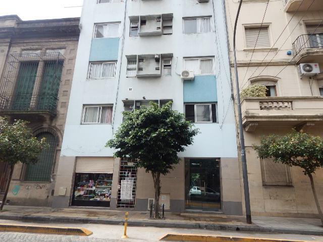 Studio apartment on a corner on Av. Montes de Oca in Barracas