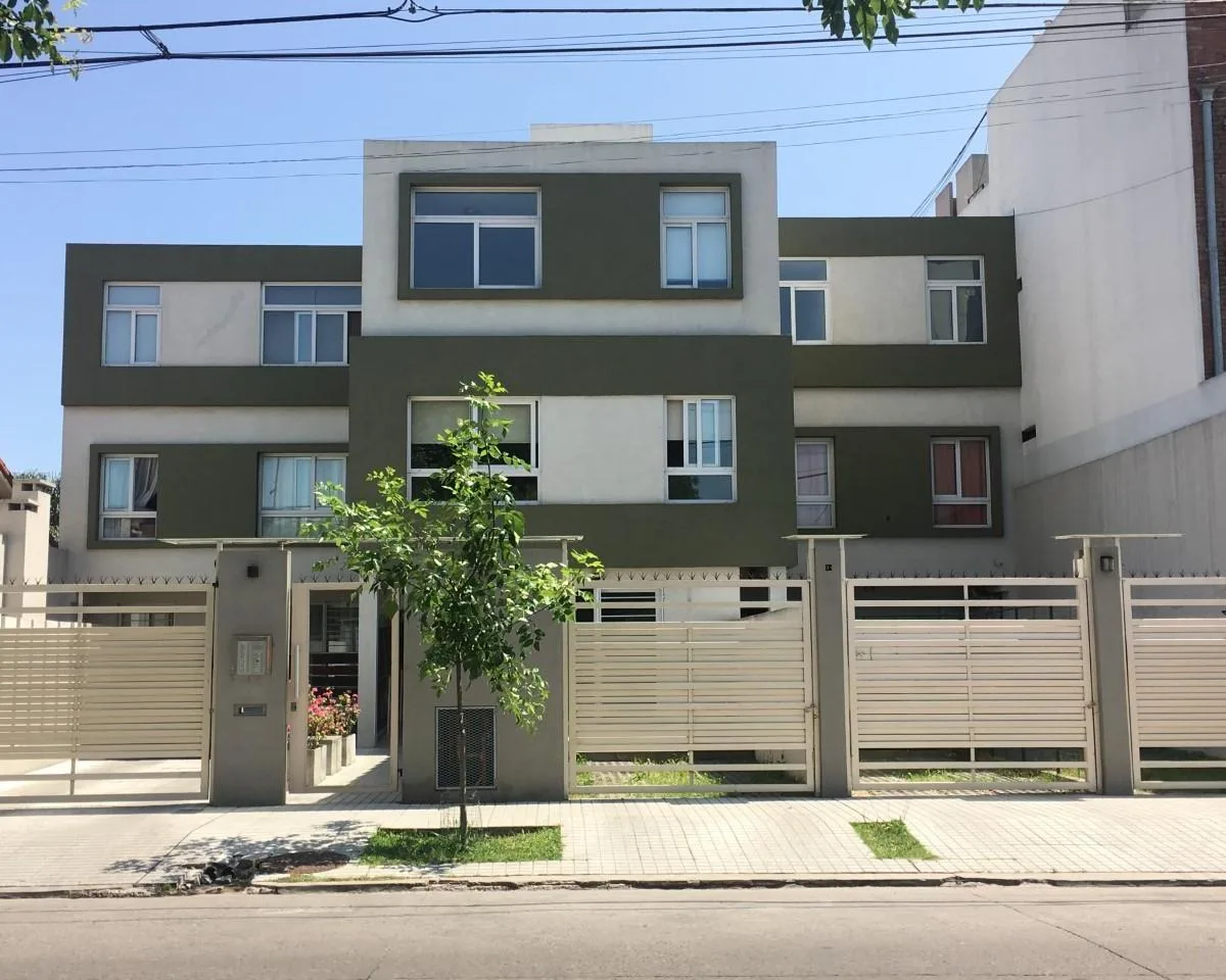 Kitnet com pátio privativo no térreo em Ramos Mejía Sur