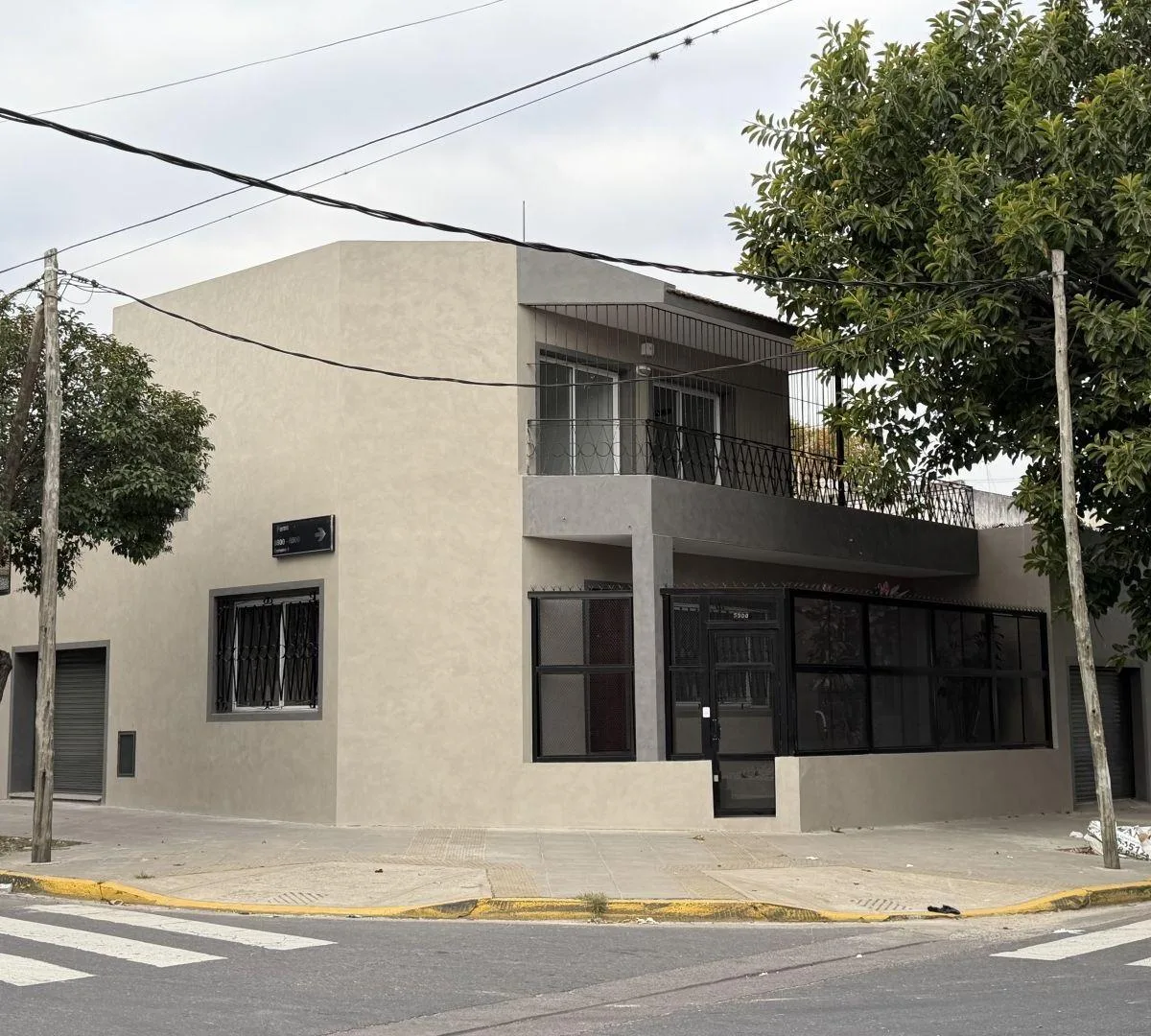 Casa en Alquiler 4 Ambientes Lugano. Uso Exclusivo Comercial o Profesional