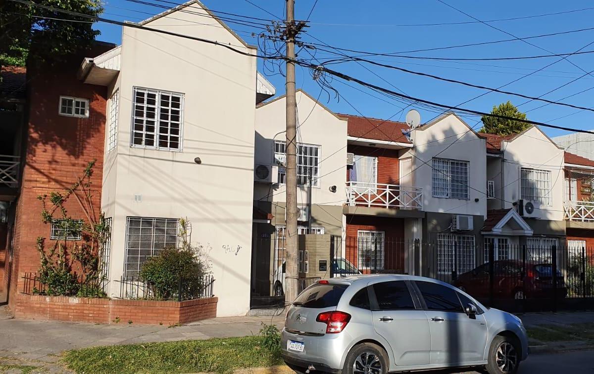Apartamento de dois ambientes com vaga de garagem e varanda em Quilmes
