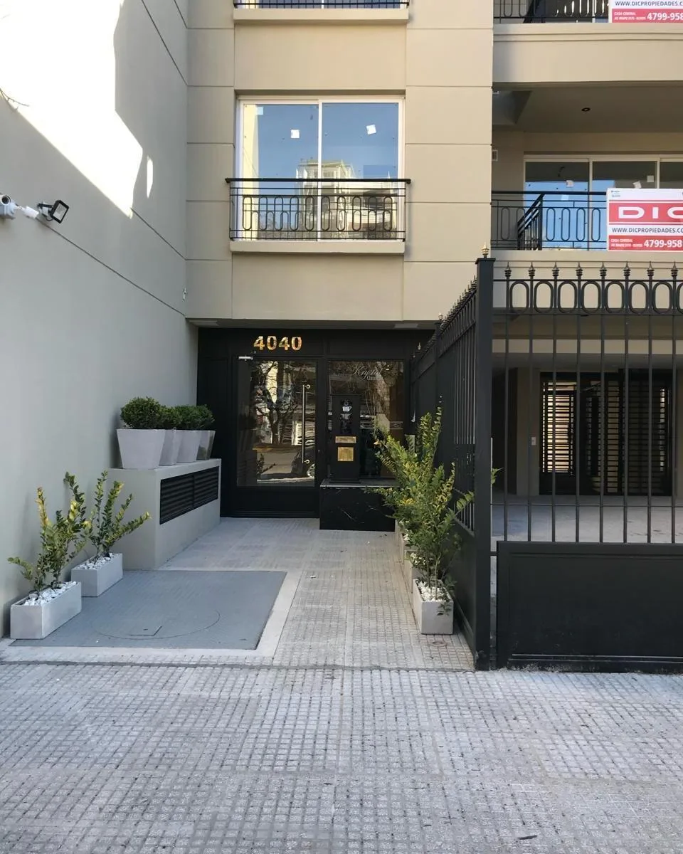 Semipiso de 2 ambientes con balcón y cochera fija en Vicente López