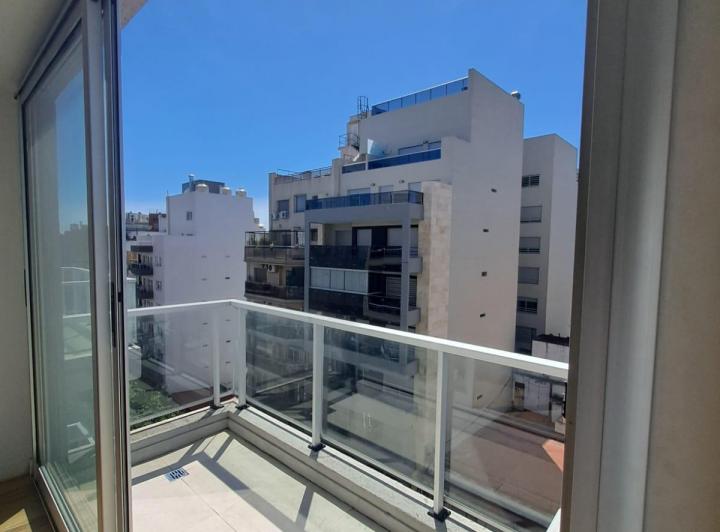 Kitnet com varanda de frente em Caballito