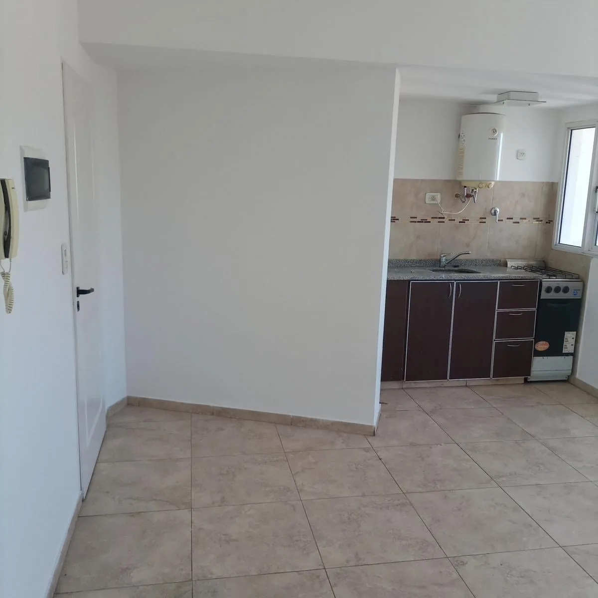 2-room unit with front balcony
