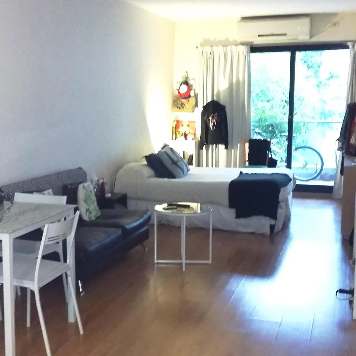 Monoambiente con balcón y cochera