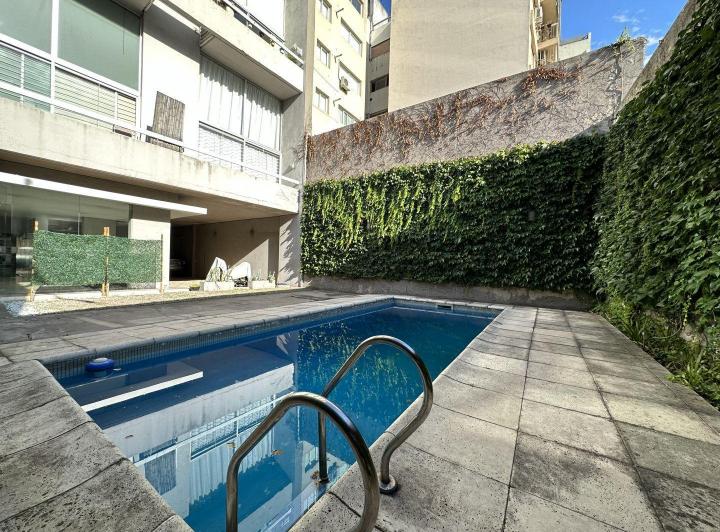 Duplex de três ambientes com varanda, pátio e 2 banheiros em Caballito