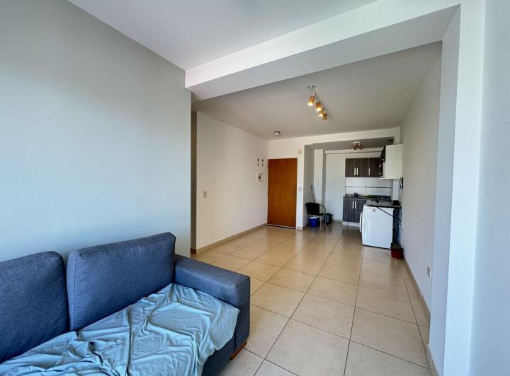 Apartamento de dois ambientes com varanda em Flores