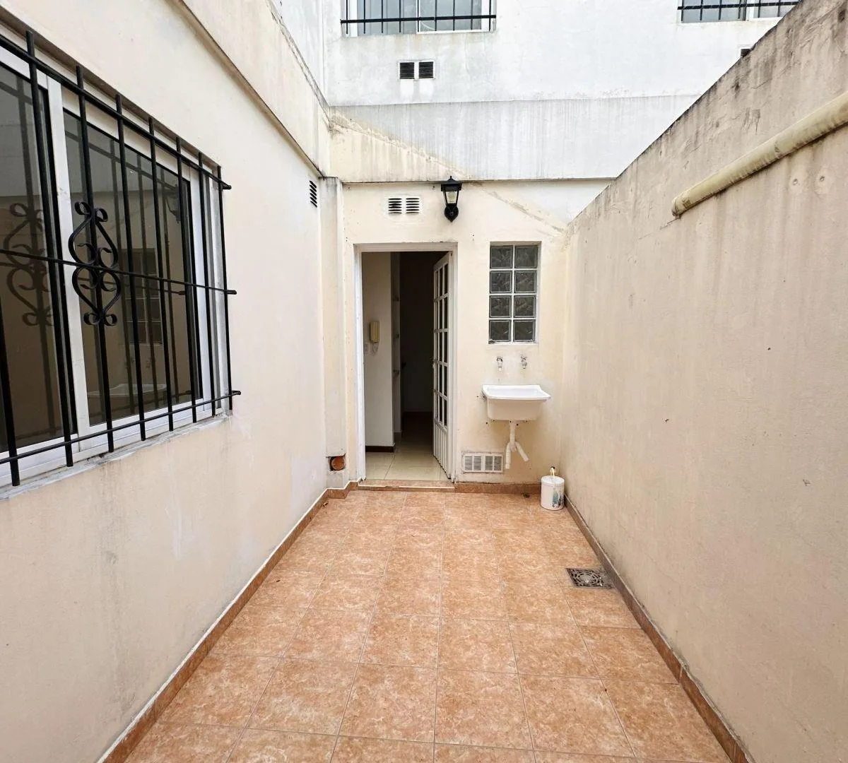 PH de dois ambientes com pátio no térreo em Recoleta
