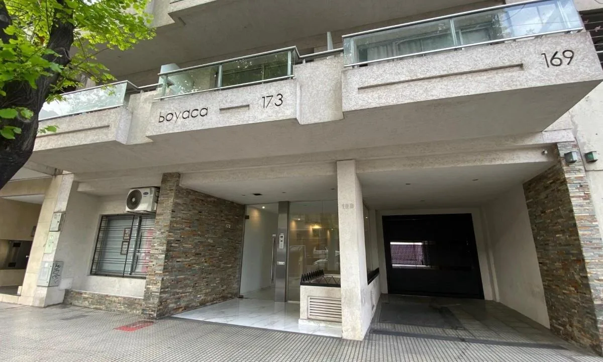 Divisible studio apartment with balcony in Flores