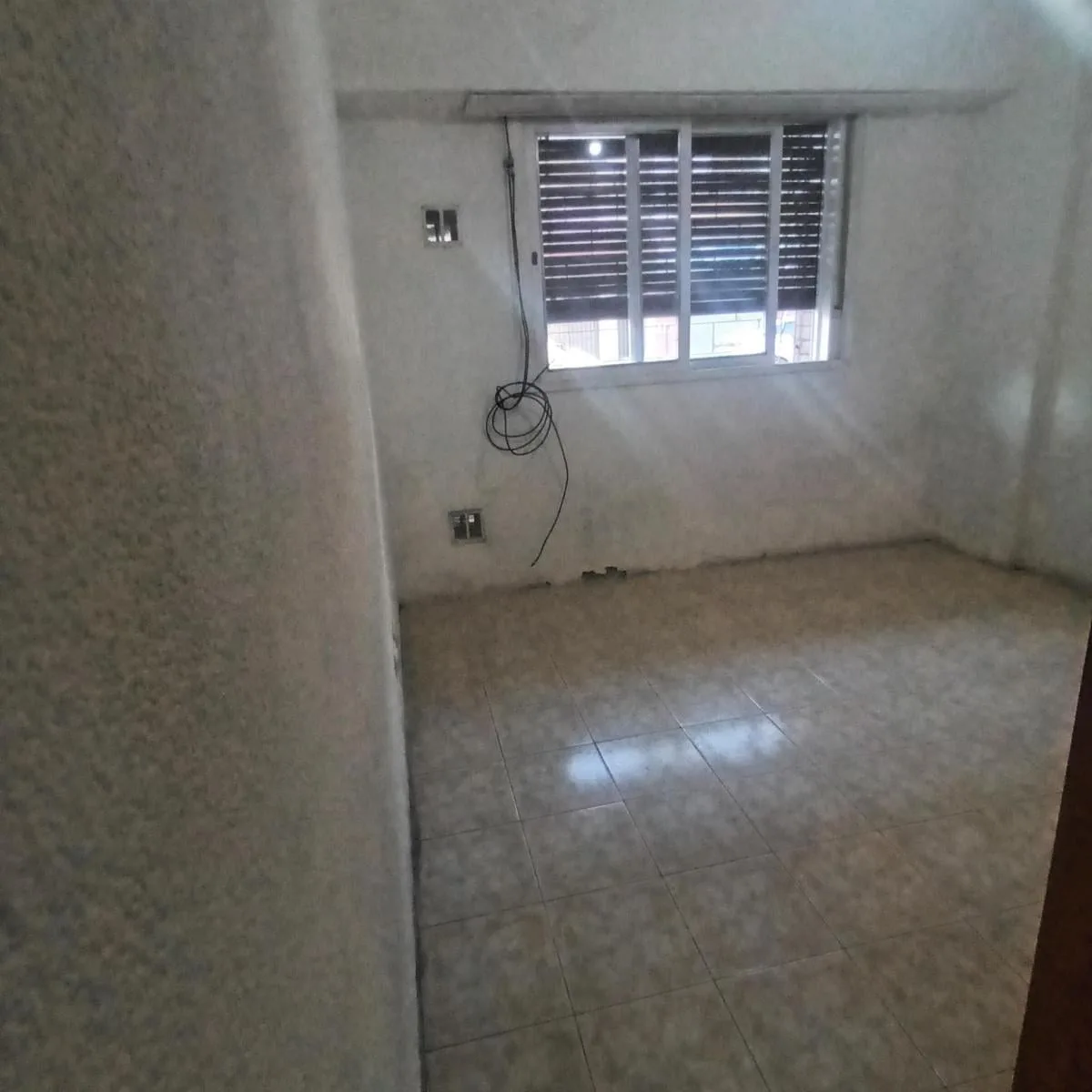 Dpto. 1 Amb Dividido, Pb Al Frente con Placard y Baño Completo. Bajas Expensas