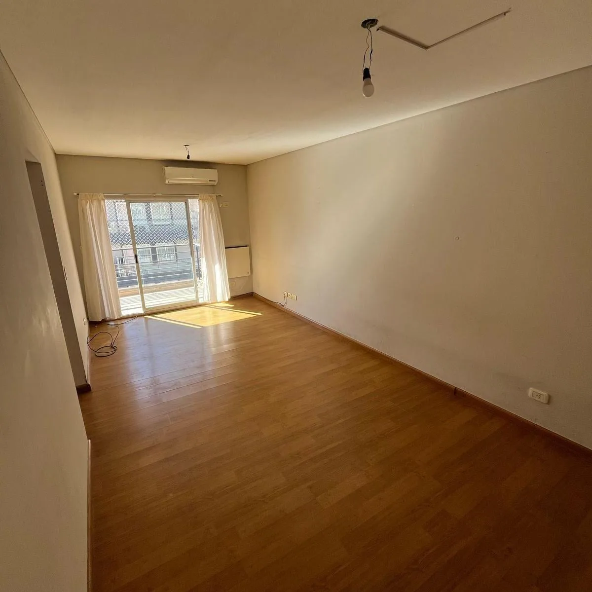 3 ambientes con balcón y cochera