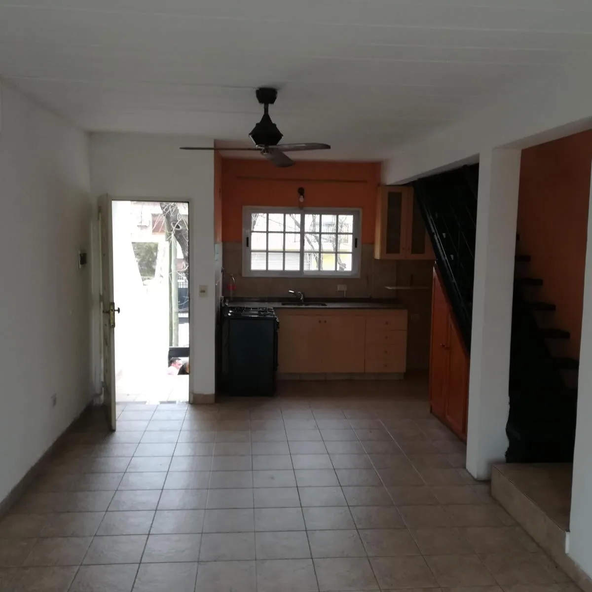Alquiler de Dto. de 2 Amb. Al Frente con Bcon. y Patio Terraza en Mte. Castro