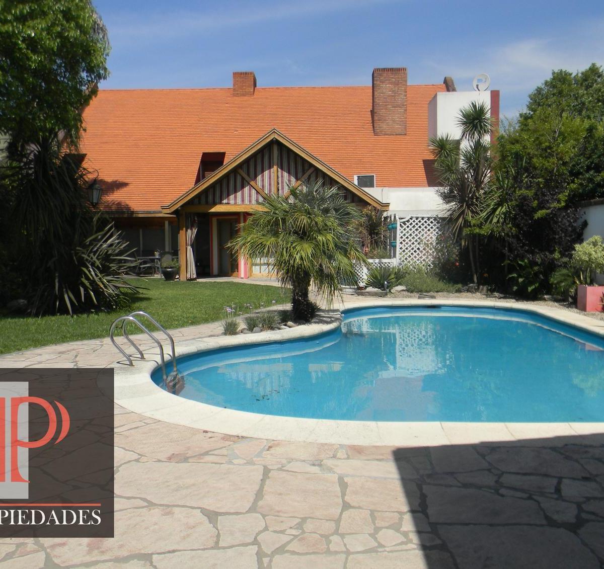 Дом на двух участках с бассейном и большим гриль-залом в Banfield Oeste