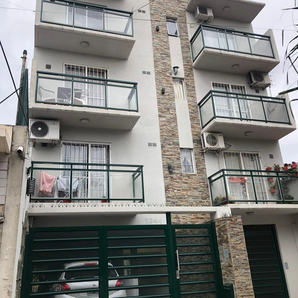 Kitnet com varanda de frente em Buenos Aires