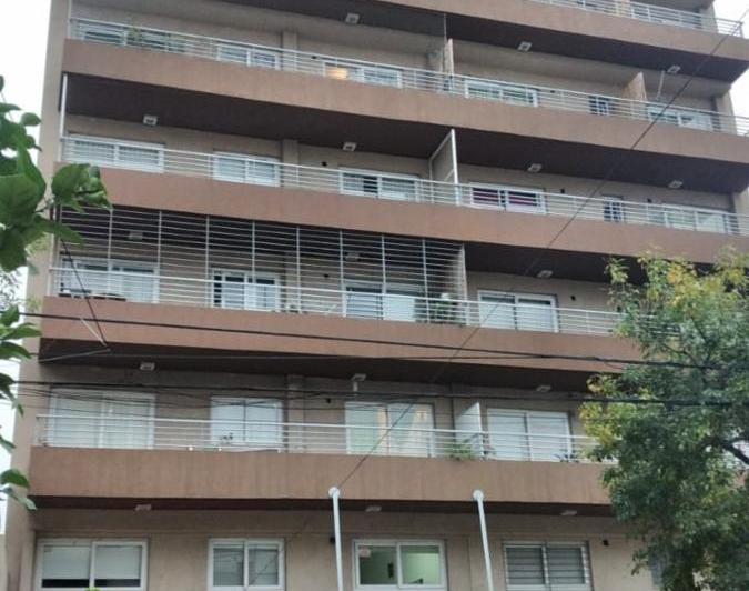 Monoambiente en segundo piso contrafrente en Parque Avellaneda
