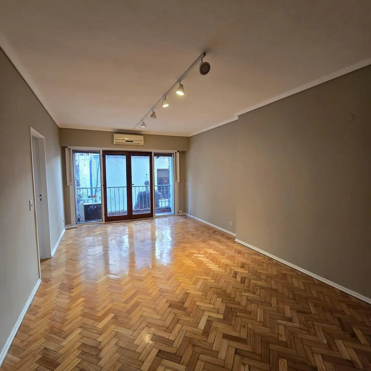 Three-bedroom half-floor apartment in Palermo