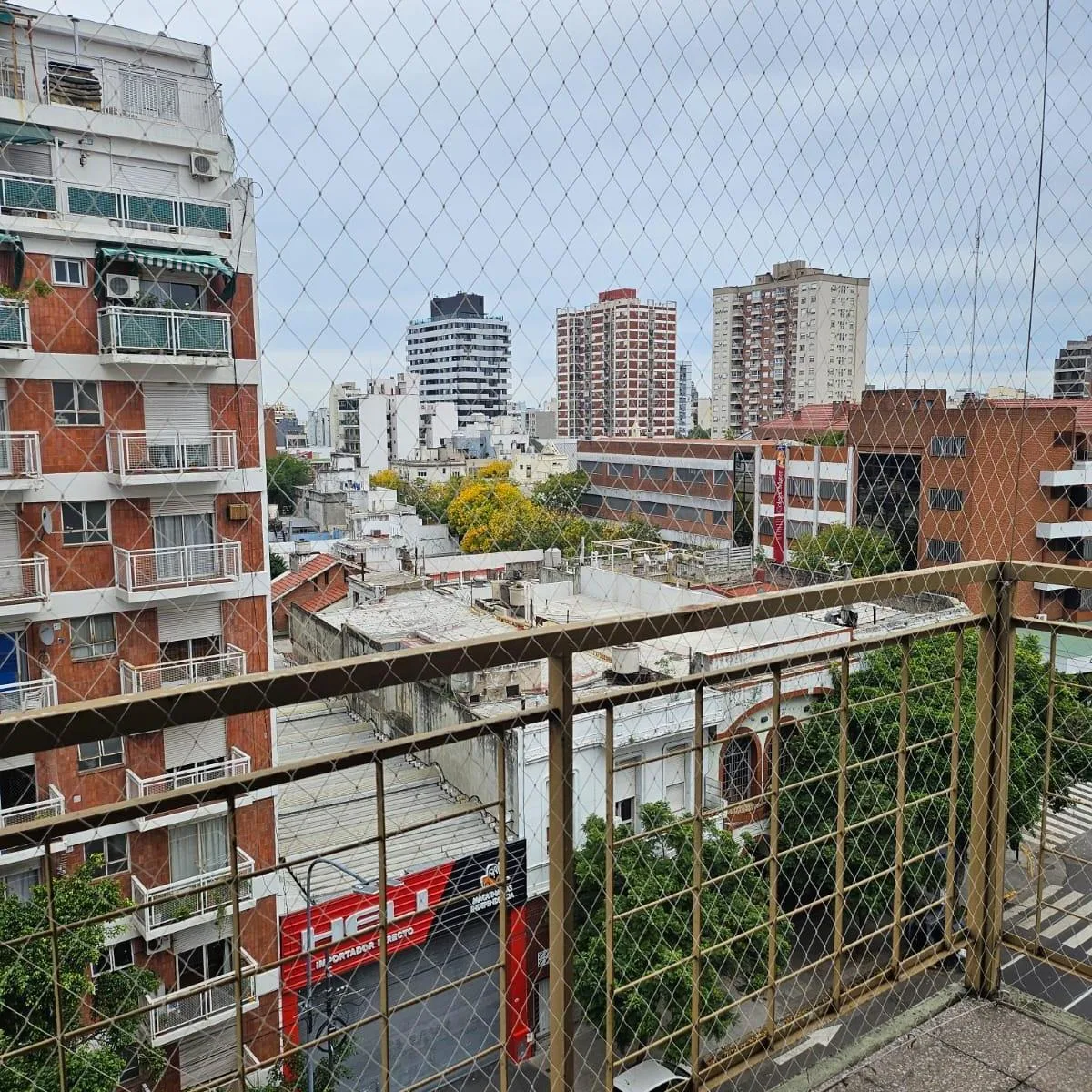 2 Ambientes // Al Frente con Balcón // Cochera. Todos Los Transportes