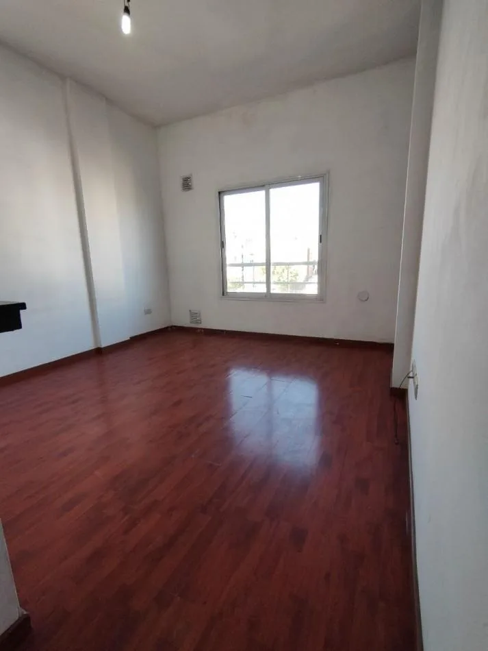 Квартира-студия с (закреплённым) парковочным местом в Lanús Oeste