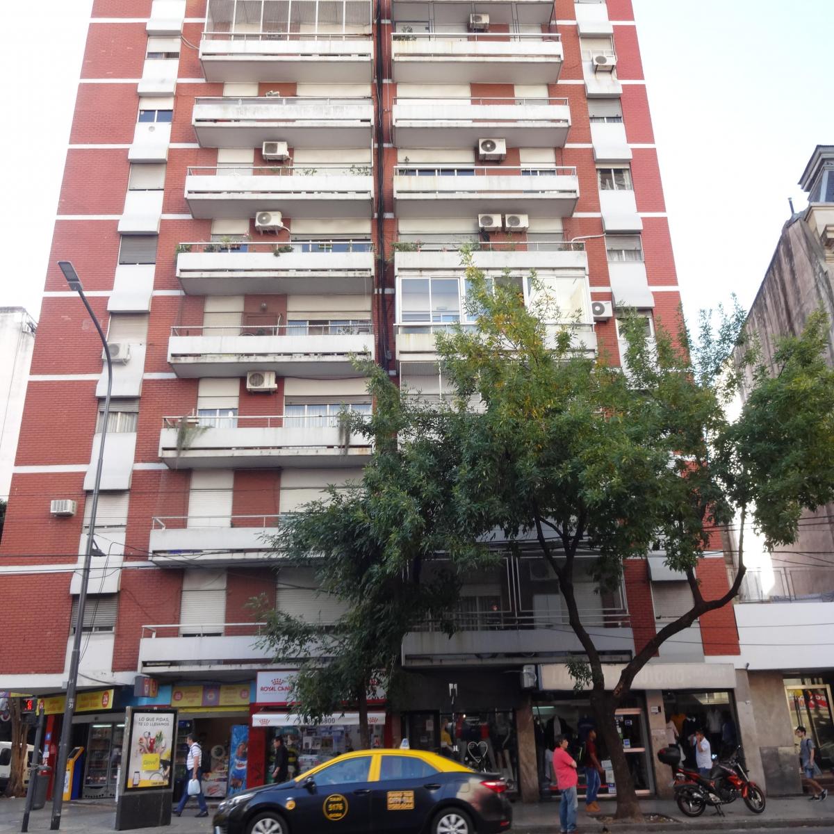 Departamento de 3 ambientes en Almagro con balcón francés y vista abierta