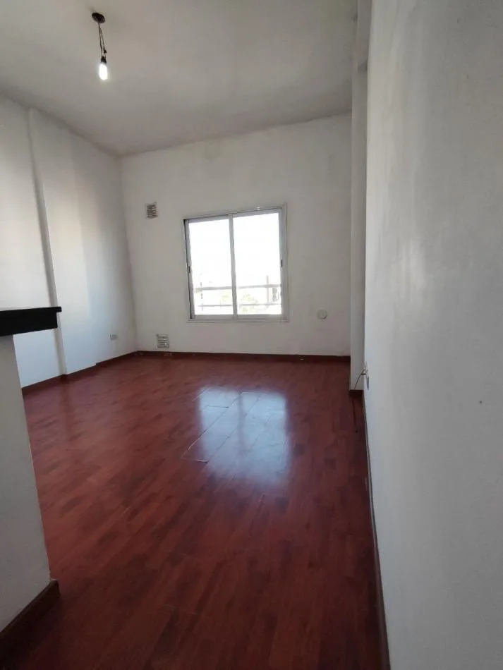 Квартира-студия с (закреплённым) парковочным местом в Lanús Oeste