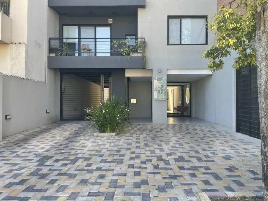 Departamento en Alquiler Al Frente con Balcón