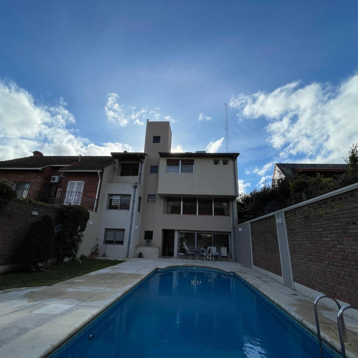 Four-bedroom house with private garden and pool in Martínez