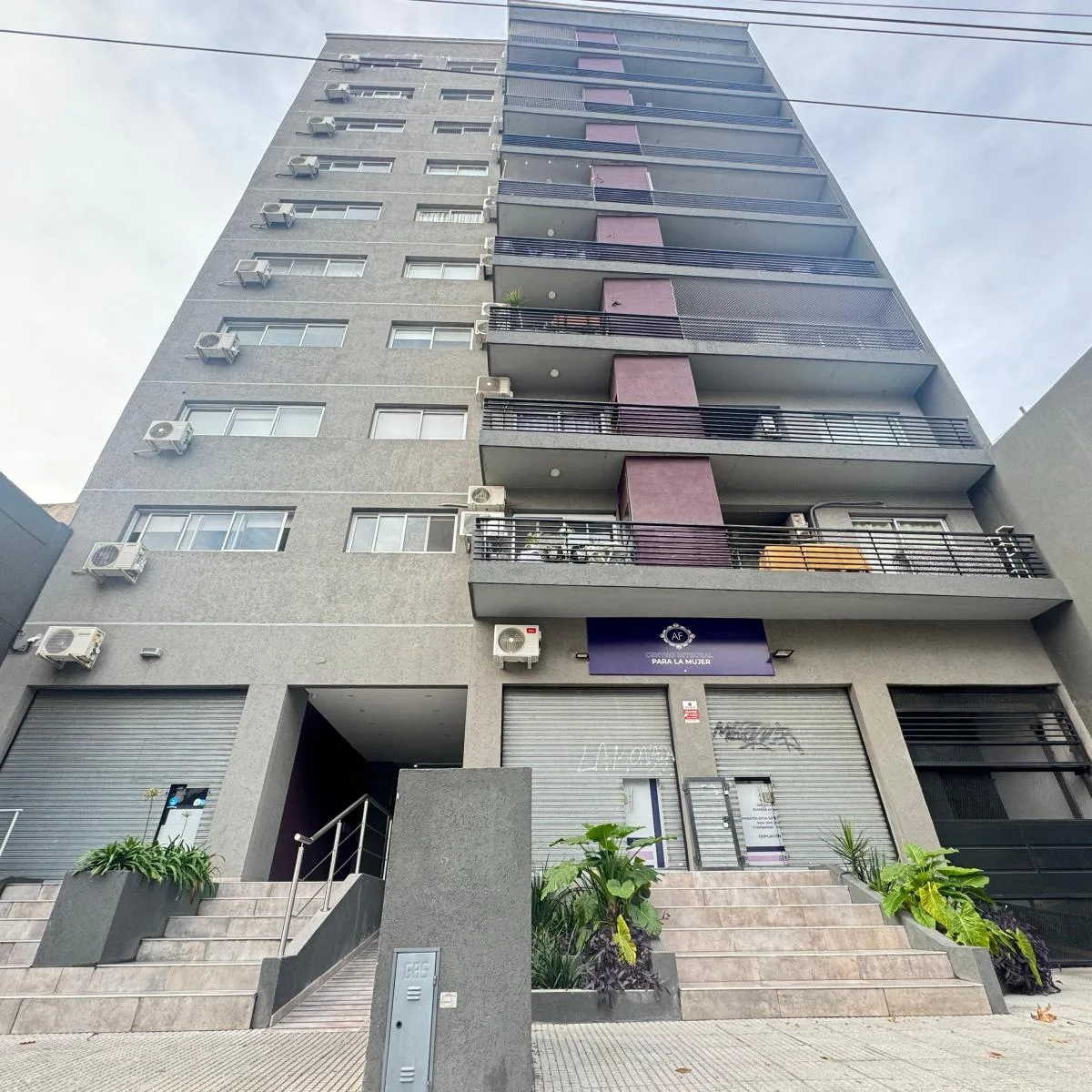 Apartamento de três ambientes com vaga de garagem em Lanús