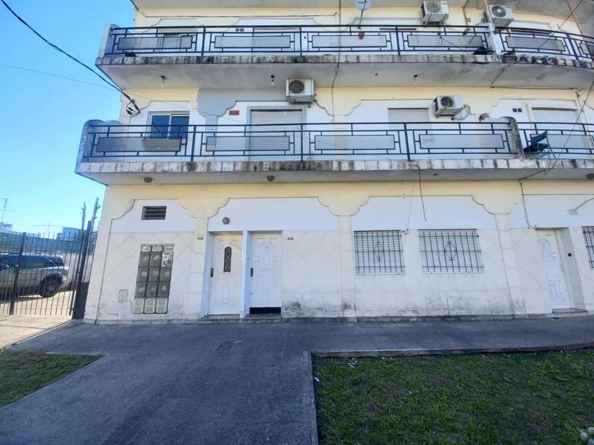 Departamento 2 Ambientes Al Frente, con Balcón y Terraza Propia.