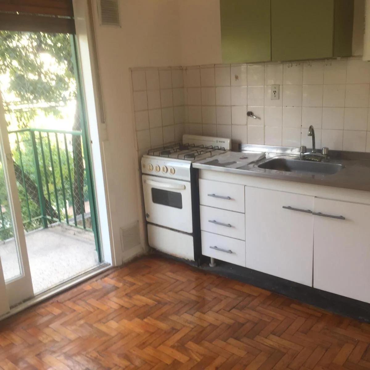 Depto. 2 Ambientes Chico Al Frente con Balcon 2do por Escalera