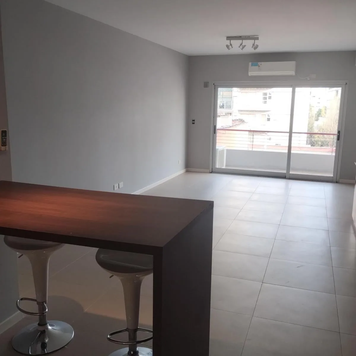 Amplísimo 2 Amb. Contrafrente Muy Luminoso. Terraza + Parrilla. (Opc Cochera)
