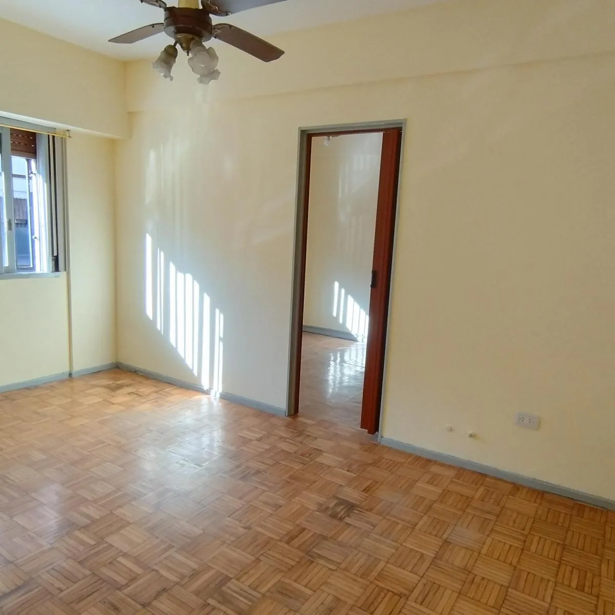 2 ambientes al frente con terraza