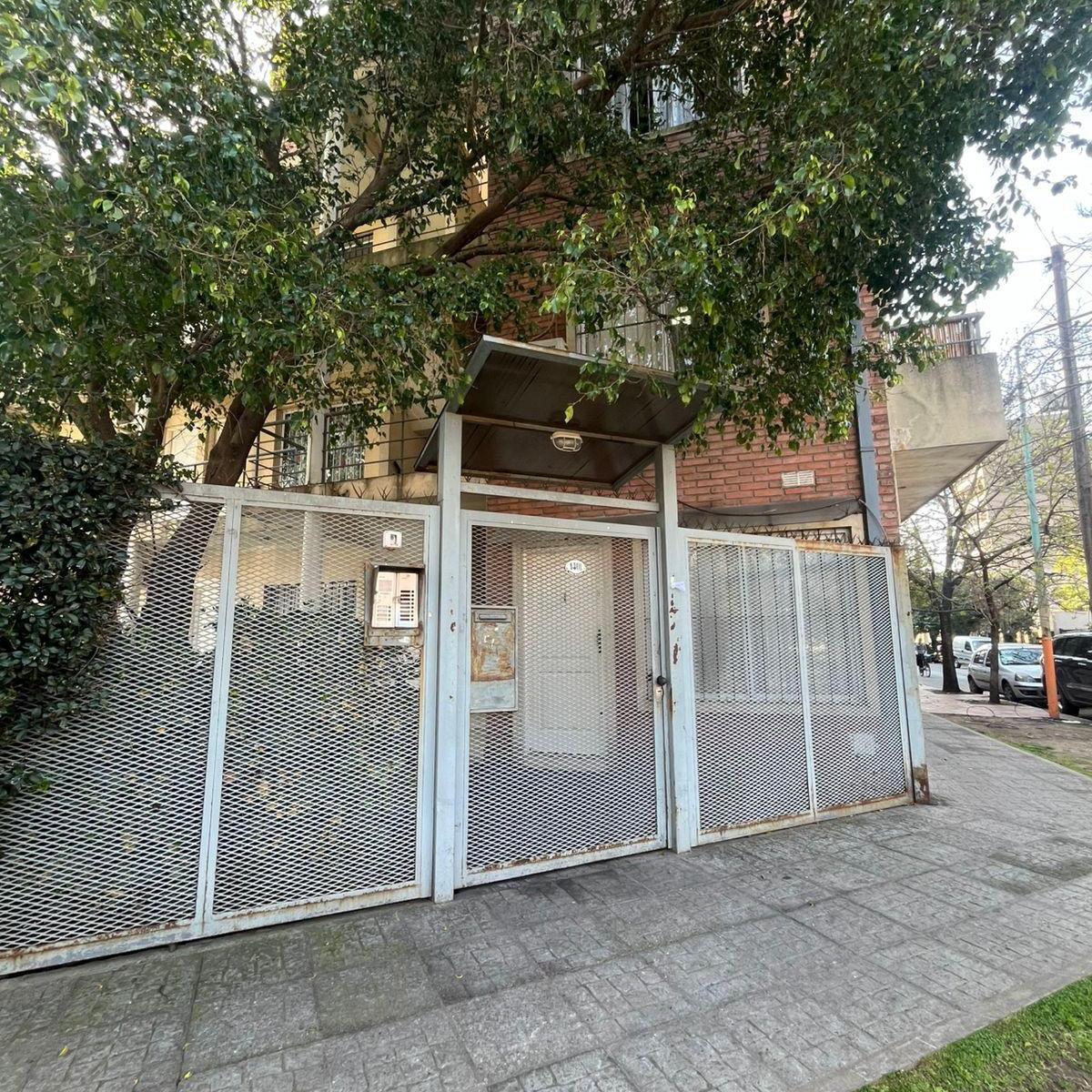 Departamento de 2 ambientes en planta baja con cochera en Morón
