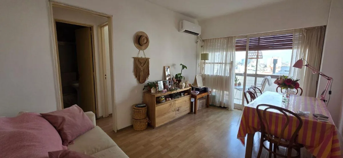 Piso alto con balcón abierto