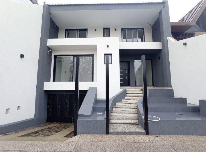 Новая трёхкомнатная квартира- дом на 3 этажах в Villa Pueyrredón