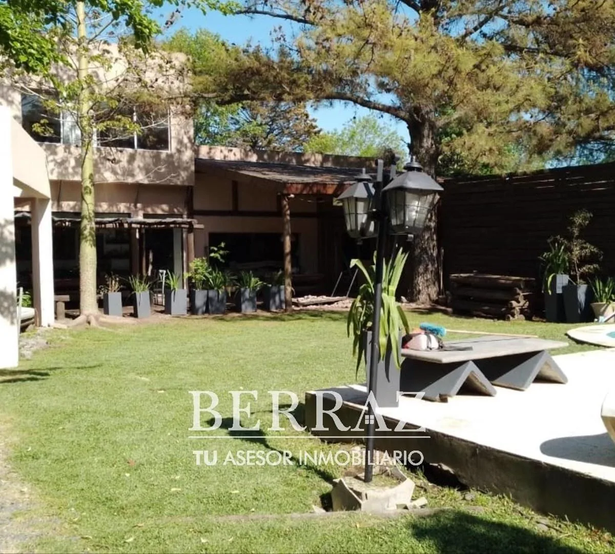 Furnished six-bedroom house in Los Mirasoles, Pilar