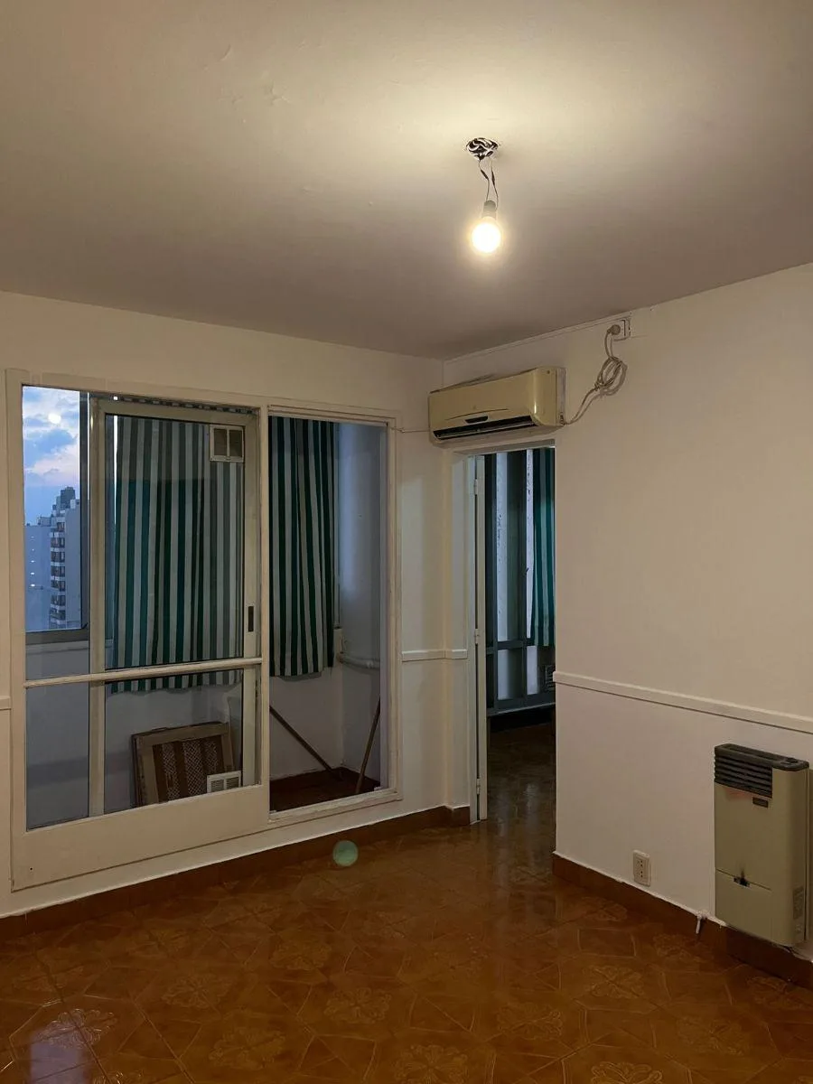 Apartamento de três ambientes com 2 quartos e varanda em Lanús