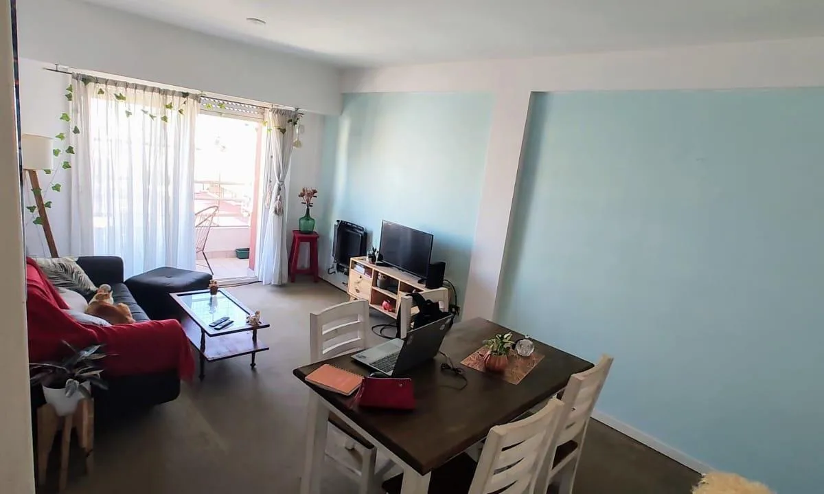 Piso alto con balcón y cocina independiente