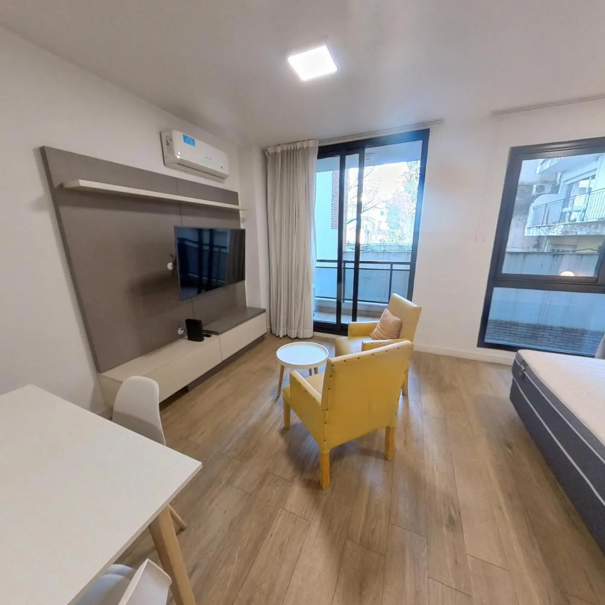 Apartamento mobiliado (kitnet) em Palermo com varanda e serviços