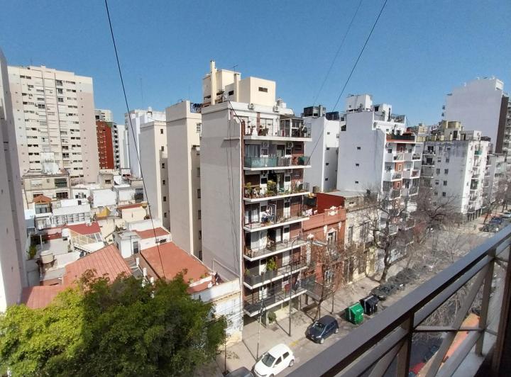 Студия в Caballito с балконом и окнами на улицу